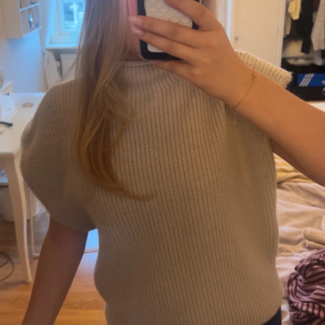 Beige stickad polotopp - 1