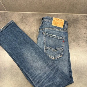 Replay blå jeans  - Snygga blå jeans från Replay. Till bra pris och självklart bra skick! Kom gärna vid fundering och lägg ett bud! Mvh