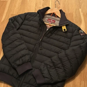 Svart lättvikts dunjacka Parajumpers - Snygg svart dunjacka från Parajumpers i lättviktsmodell. Jackan har quiltad design, ribbade muddar och dragkedja framtill. Perfekt nu till hösten 🍁🍂 riktigt bra skick, 9/10      obs: barnstorlek ☺️