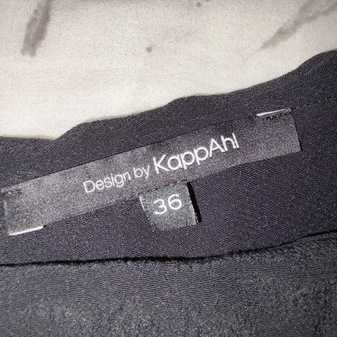 Svart oneshoulder topp från KappAhl - 1