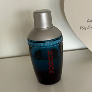 Hugo Boss Dark Blue parfym - 75ml men har 50-60 procent av parfymen finns kvar