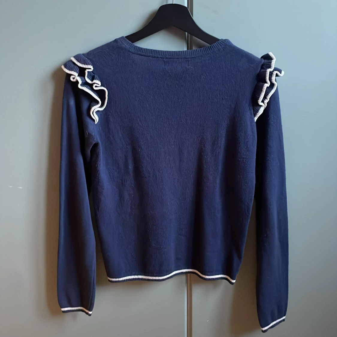 Stickad tröja med volanger - 1