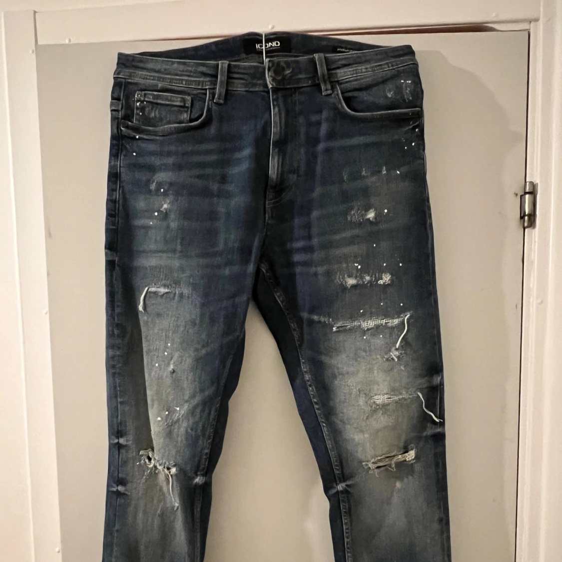 Blå slitna jeans från Icono