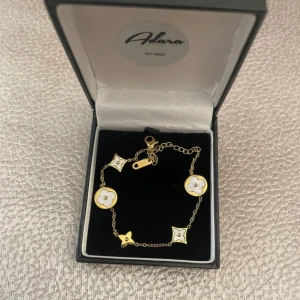 Guldpläterad amrband - Rostfritt, boxen på bilden ingår ej 🌸