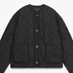 Svart Zara jacka  - Svart lite tunnare jacka från Zara köpt förra året! Använd sparsamt! 