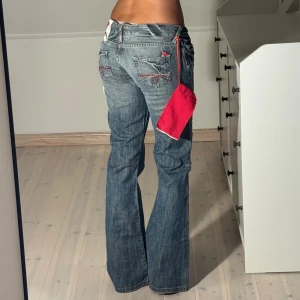 Lågmidjade bootcut nya jeans  - Midjemått: 36cm. Innerbenslängd: 75cm. (Storlek 27.) Kolla in min profil, följ för fler plagg🙌