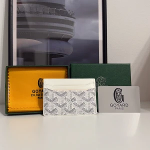 Vit G yard plånbok med mönster - Supersnygg vit plånbok från G yard med deras ikoniska grafiska mönster i grått och svart. Slimmad design med flera fack för kort, tillverkad i exklusivt skinn. Perfekt för dig som gillar stilrena accessoarer med lyxig vibe.