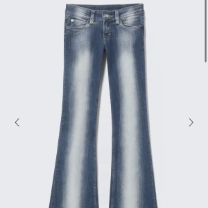 Weekday jeans - Säljer dessa jättesnygga jeansen från cheap monday som är helt slutsålda! De är i modellen ”booty bei” och är i storlek 26/32. De är knappt använda i princip nya! Säljer eftersom de tyvärr inte kommer till användning nypris:399kr❣️❣️❣️