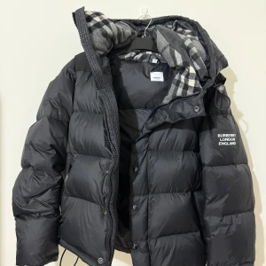 Burberry Vinter Jacka  - Burberry vinterjacka i nytt skick, riktigt fräsch. Storlek M! 