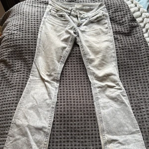 Gråa bootcut jeans från Perfect Jeans - Snygga gråa jeans från Perfect Jeans i bootcut-modell. Klassisk femficksdesign med knappar på bakfickorna och normal passform. Jeansen är tillverkade i ett mjukt denimtyg och har en stilren, ljusgrå tvätt som passar till det mesta.