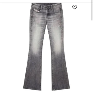 Diesel jeans  - INTRESSEKOLL på mina diesel jeans i storlek 27/30. De är använda ungefär 5 gånger då de var alldeles för stora och inte gick att skicka tillbaka 💕 Kan skicka egna bilder om det önskas. De finns inte att köpa på hemsidan längre 🤗
