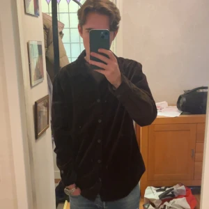 Brun manchesterovershirt från Sandö. S/M - Säljer en brun manchesterovershirt från Sandro med klassisk krage och knäppning framtill. Säljer den då den aldrig riktigt används, därav också är den i helt nytt skick då jag kanske använt den max 1-2 gånger. Hör av er vid funderingar🙌 (Nypris : 899:-)