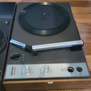 Philips Vinylspelare - Philips 663 bärbar vinylspelare. Säljer eftersom jag intr har någon användning av den, fick den av min farmor. Själv vet jag inte så mycket om dessa vinylspelare men är det någon som har intresse för den så är det bara att skicka! Allt jag vet är att den funkar.