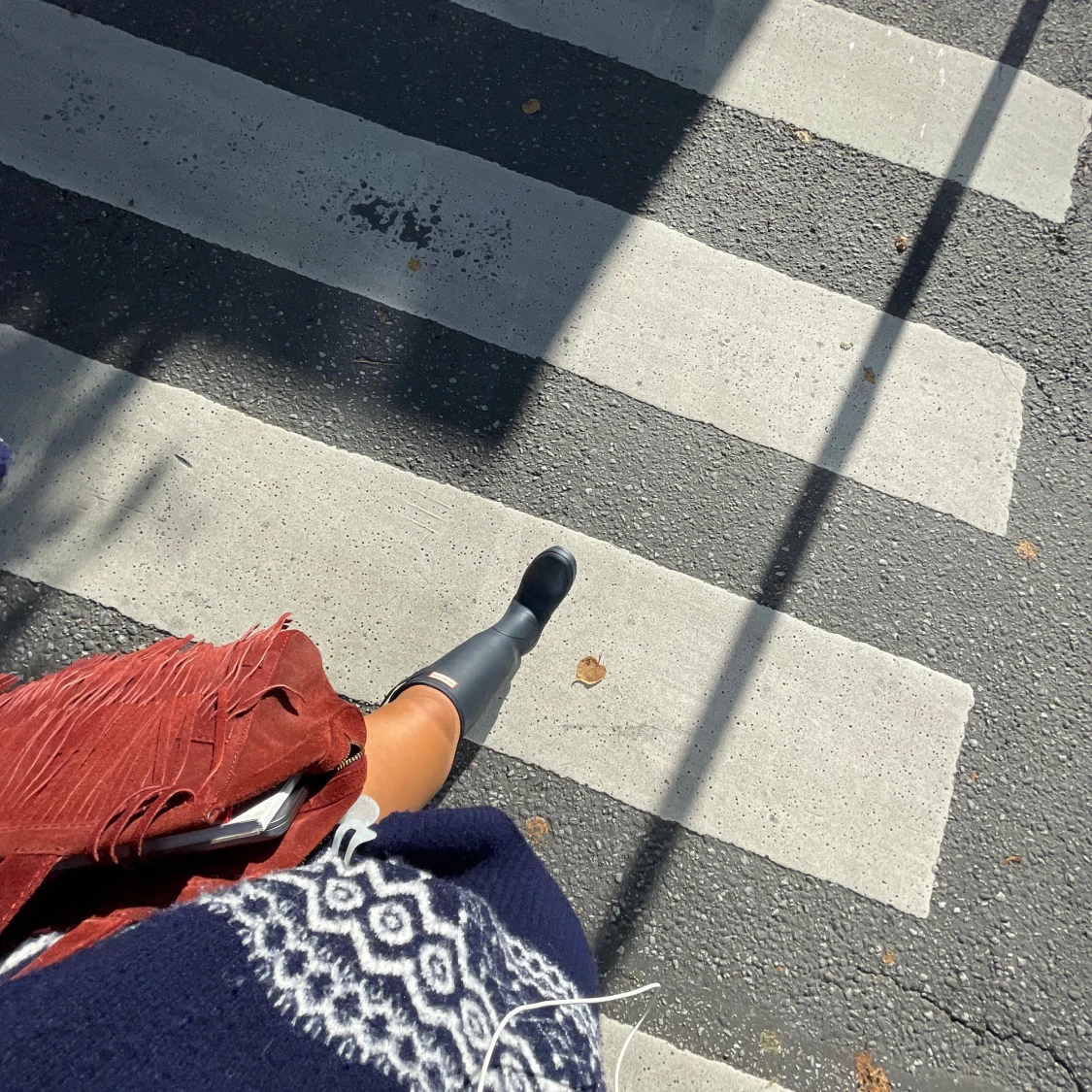 Snygg röd mockaväska med fransar - 1