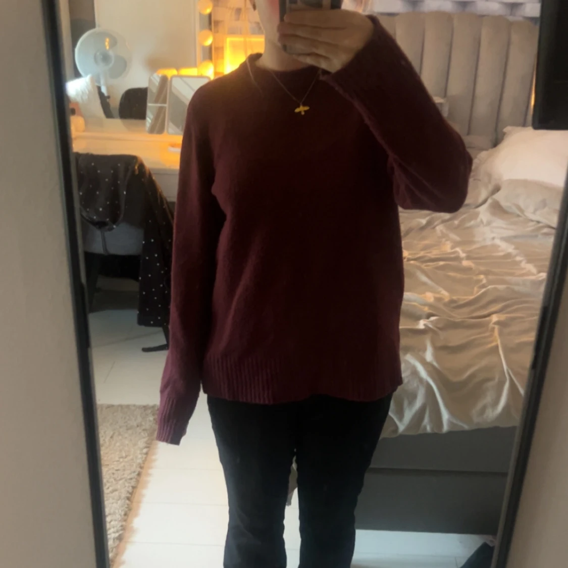 vinröd stickad tröja