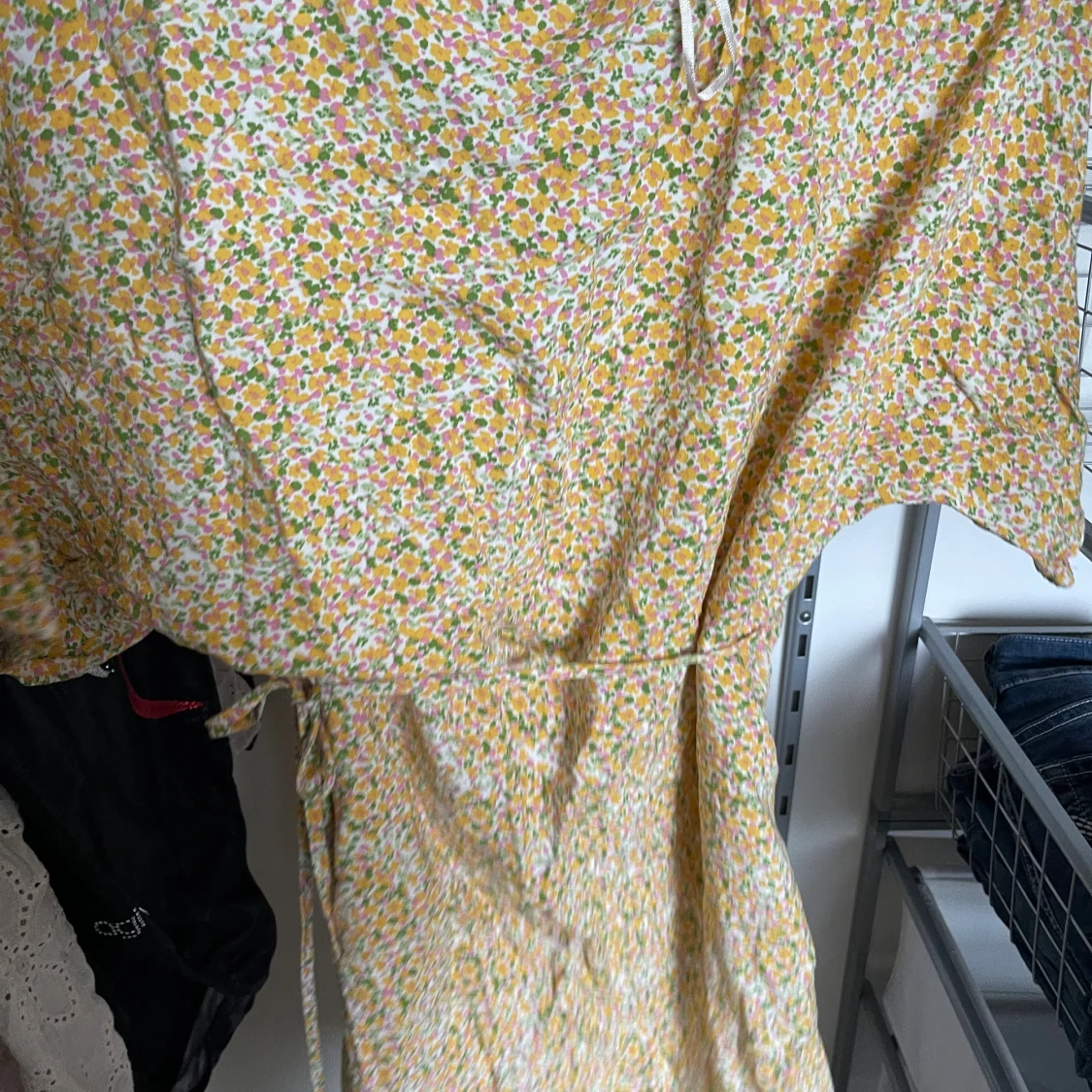 Blommig omlottklänning från Lindex - 1