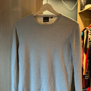 Oscar Jacobson tröja - Fin cashmir/ull tröja i färgen beige från Oscar Jacobson, storlek S och i bra skick