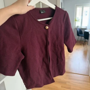 Kofta/topp - Kortärmad kofta/topp från GinaTricot i vinröd färg, använd fåtal gånger men inga defekter 🌸