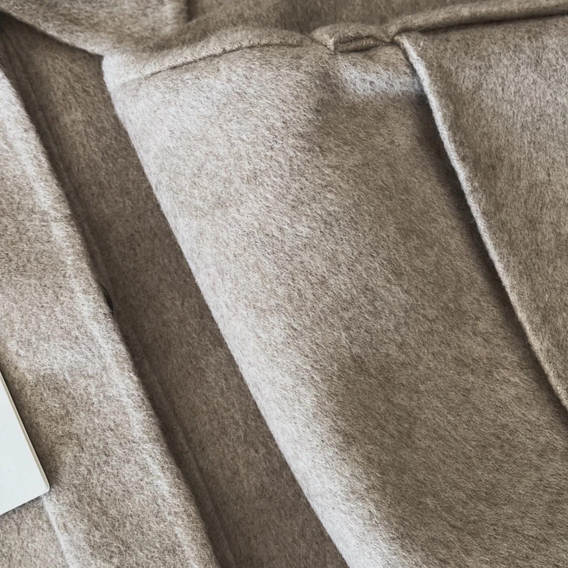 Beige croppad jacka från COS - 2