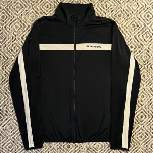 J.Lindeberg Tröja - J.Lindeberg Golftröja! | Skick 9/10 mycket bra | obs! Tråd släpp på R:et (bild 5) | Nypris 1200kr | Mitt pris 399kr | Kom pm vid frågor eller funderingar! | Postas eller hemleverans i Gävle området!