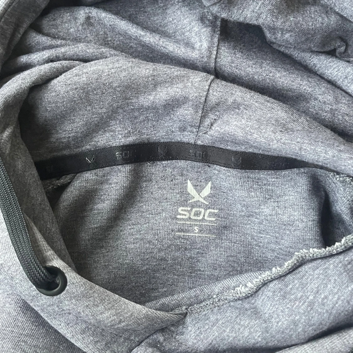 Grå hoodie från SOC med huva - 3