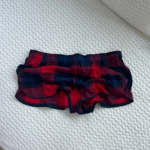 Abercrombie & fitch vintage shorts  - Ett par shorts från Abercrombie & fitch i storlek M. Rakt över midjemått: ca 37cm. Man kan ha på sig shortsen både som på bild 1 & 5. Jag fraktar inom 24h. 