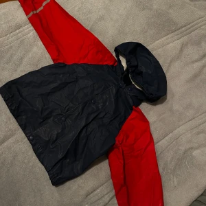 Regnjacka med knappar storlek 98-104 - ⚪️Barn som använt så skavanker finns alltid⚪️ endast knappar inge dragkedja