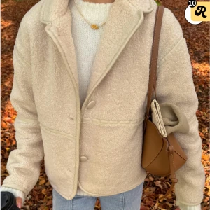 Beige teddyjacka med knappar - Mysig beige teddyjacka med krage och knappar fram. Köpt i våras men tyvärr inte används, från Nelly nypris600😍