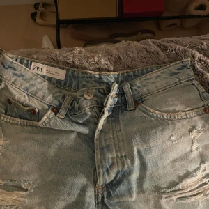 Jeanshorts från Zara!!! - Säljer nu ett par jeansshorts från Zara då jag inte använder de!! Stolrke 34, skriv vid frågor pris kan diskuteras!!!❤️❤️