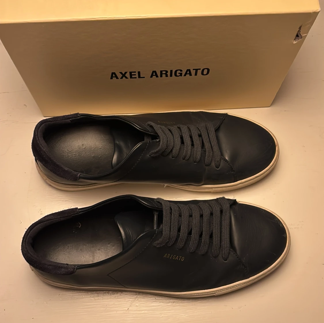 Svarta sneakers från Axel Arigato - 1