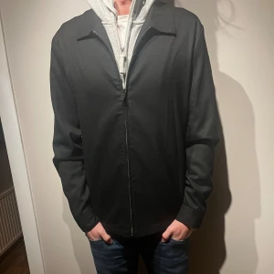 Riley Overshirt  - Overshirt i Färgen Svart ⚫️Storleken är 46 vilket är S. Märket är Riley och nypriset är 2000kr! Det är nyskick Modellen är 177cm och väger 65kg📏 skriv för mer information✅