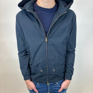 Woolrich Jacka  - Hej! Säljer nu denna väldigt snygga och eftertraktade Woolrich Fieldjacka!  Jackan är slutsåld överallt och går inte att få tag på… jackan är perfekt nu till hösten/vintern  Storlek M  Skick 9,5/10  Ny pris: 6000 kr Säljs för: 999 kr