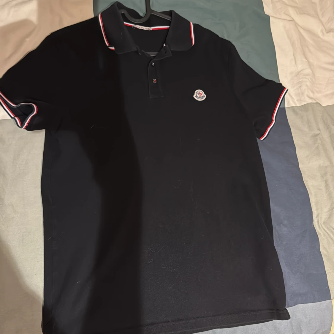 Svart Moncler pikétröja med röd/vit kant äkta 