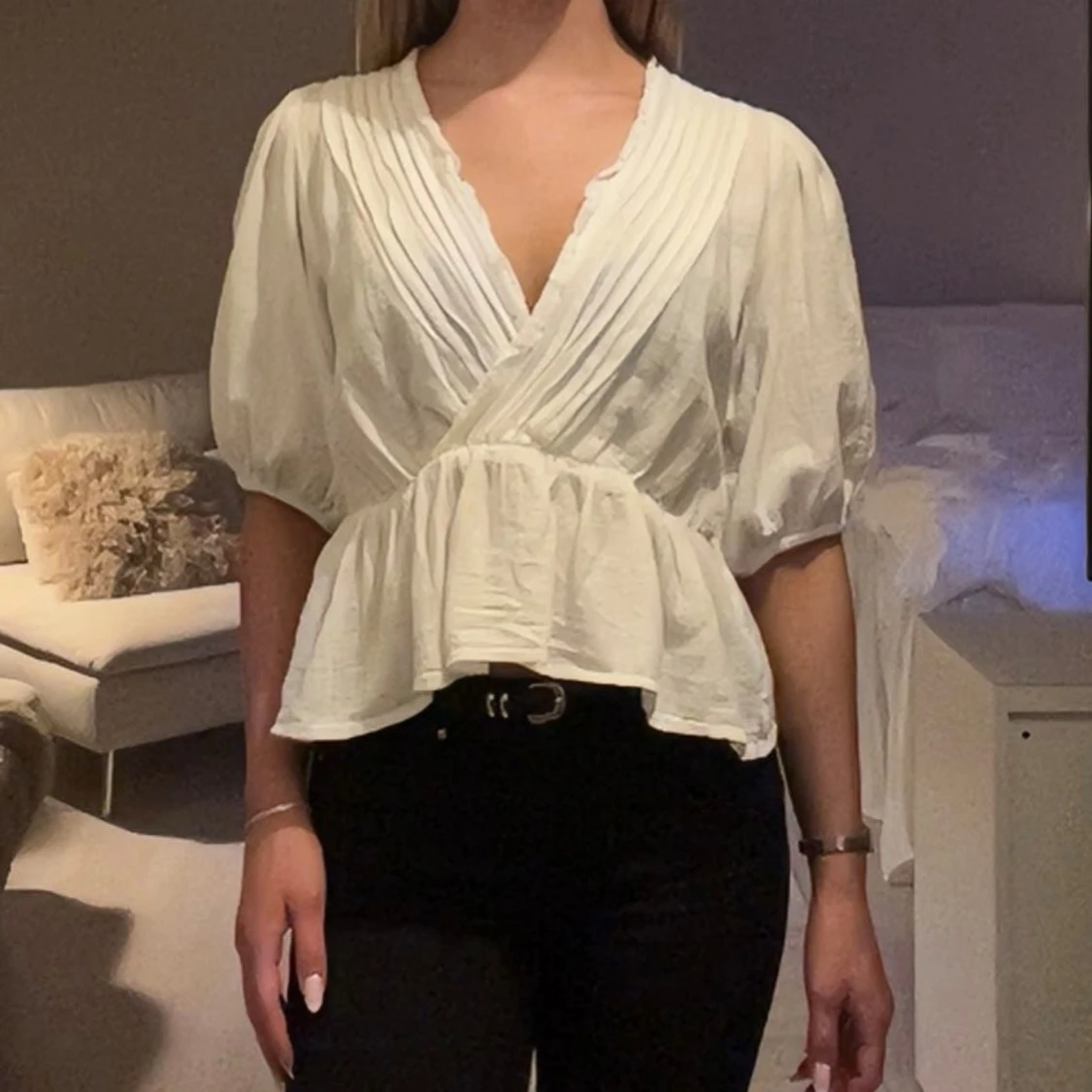 Vit omlottblus med puffärm