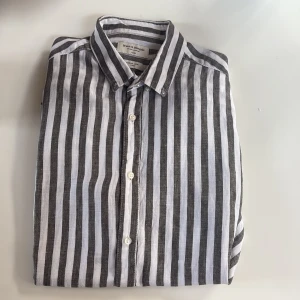 Randig linneskjorta från Bruun & Stengade - Snygg skjorta i linne från Bruun & Stengade randig. Casual slim