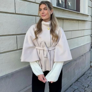 Beige kappa missay  - Säljer en beige kappa från missay som är köpt förra året, knappt använd