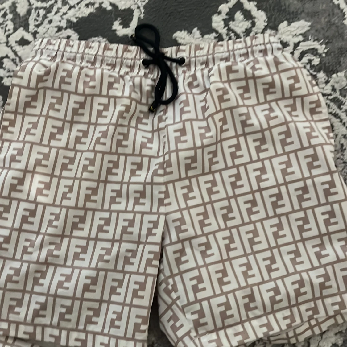 Beige Fendi shorts med FF-mönster - 1