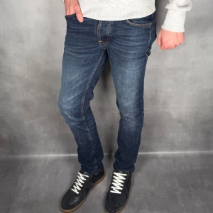 Nudie Grim Tim  - - Nudie Grim Tim — Storlek 29/32 — 9/10 - Bra skick utan skavanker — Inkluderat - Jeans — Retail 2000kr — Modellen är 180cm, 65kg