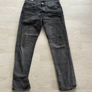 Levi's 502 grå jeans W32 L32 - Snygga grå jeans från Levi's modell 502 med raka ben. Skick 7/10 inte använda på ett bra tag! Hör av dig om du har några funderingar!