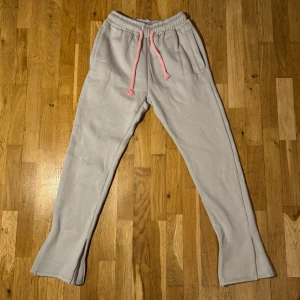 Syna world mjukisbyxor - Snygga grå/rosa syna world byxor som är väldigt sköna att ha på sig, passar perfekt för någon 175-180 pga att dom är ganska långa ändå dom är storlek S