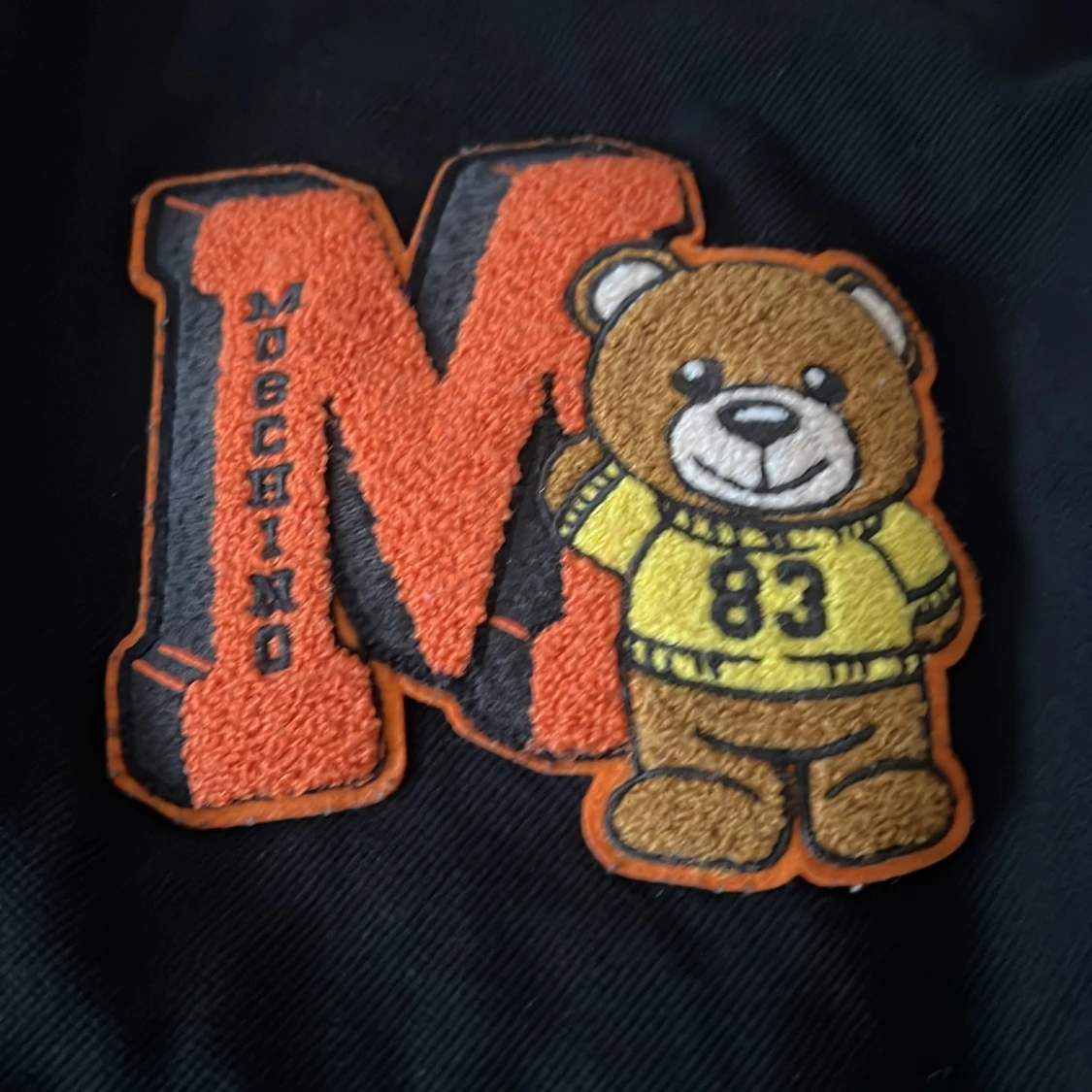 Svart Moschino t-shirt med nallepatch - 3