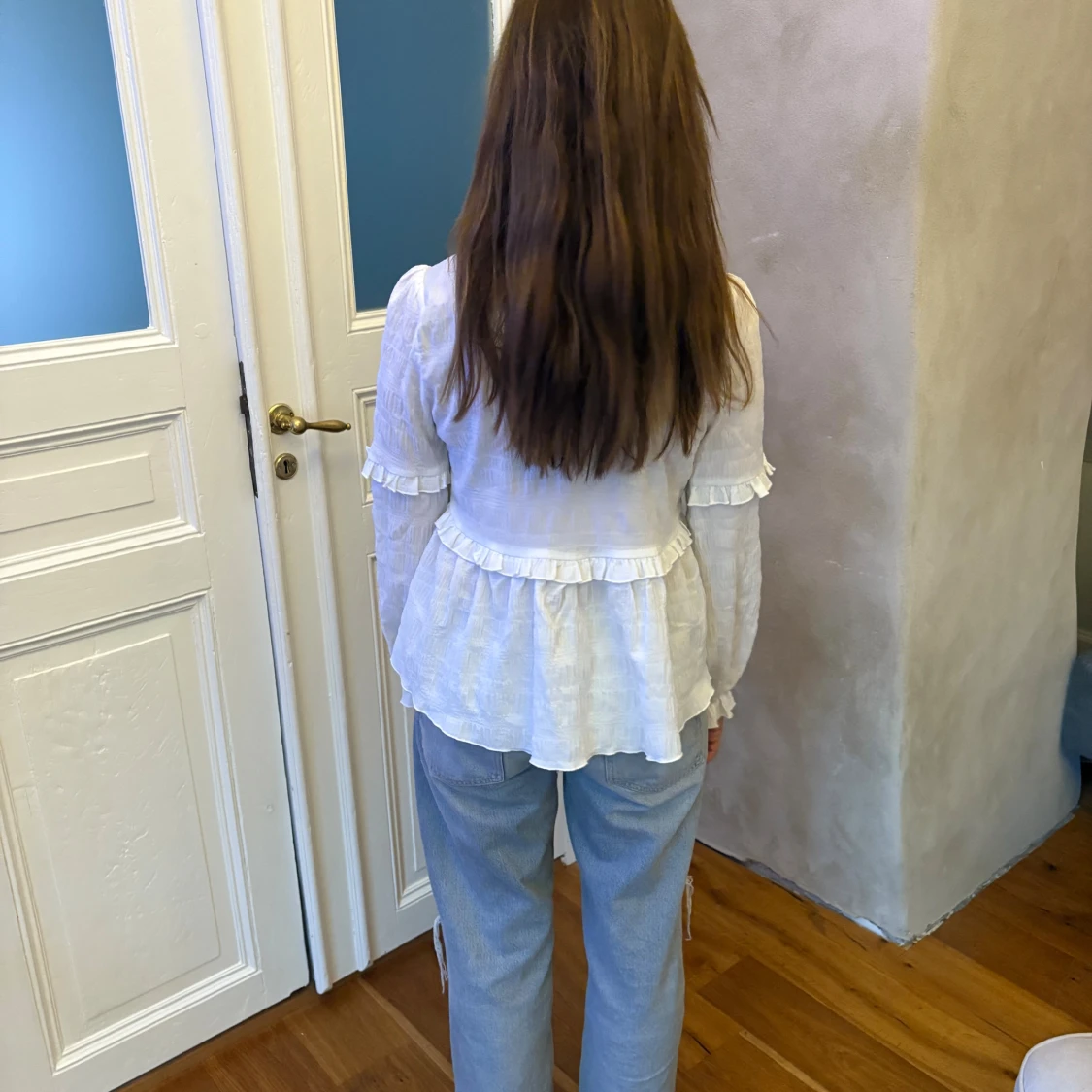 Vit blus med volang och v-ringning - 4