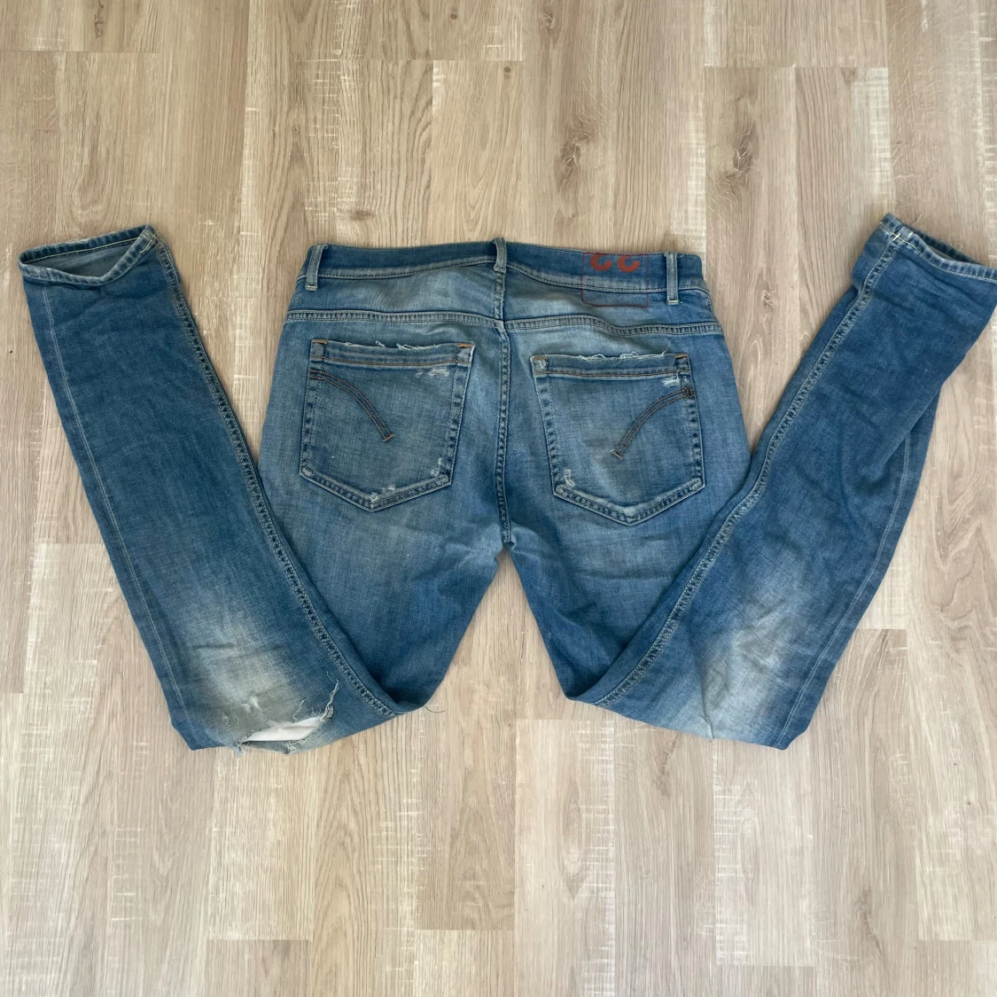 Blå slitna jeans från Dondup - 3