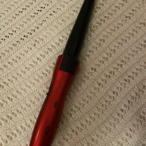 OBH Nordica Locktång - OBH Nordica locktång i snyggt rött utförande. Konformad stav för naturliga lockar. Produkten ser ut att vara i gott skick utan synliga defekter eller slitage. Perfekt för dig som vill skapa vackra frisyrer hemma.