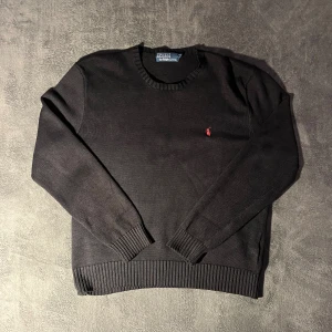 Svart  tröja Polo Ralph Lauren - Svart tröja från Polo Ralph Lauren. Tröjan är i storlek medium. Tröjan är i ett väldigt bra skick och det finns inga defekter på tröjan. Tröjan är i materialet bomull.