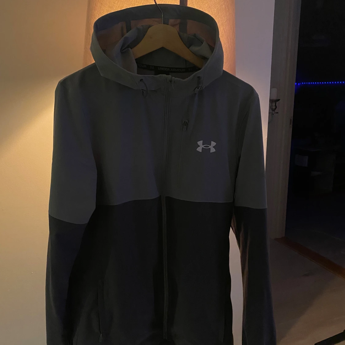 Grå hoodie från Under Armour - 1