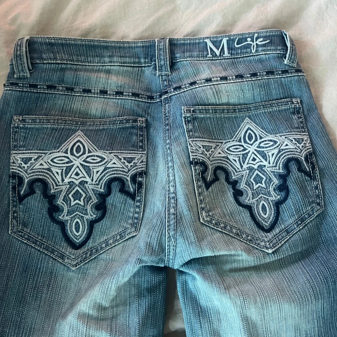 Blå jeans med broderade fickor - 1