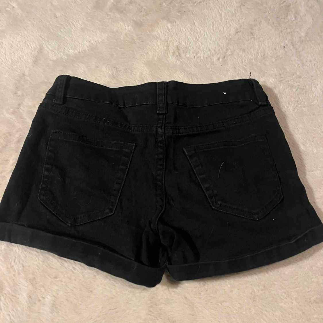 Svarta low waist denimshorts - 1