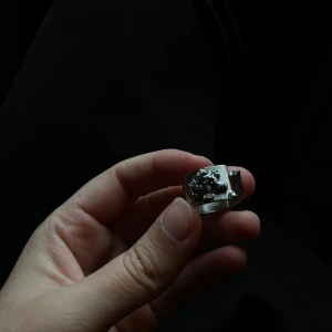 Chunky silverring handmade  - Unik chunky ring i silverfärgat metall med ett coolt relief mönster på den breda, fyrkantiga fronten. Ringen har en öppen design som gör den justerbar och sticker ut med sin råa, handgjorda känsla. Perfekt för dig som gillar statement-smycken. 