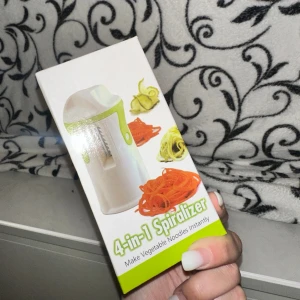 4-in-1 Spiralizer - Praktisk 4-i-1 spiralizer för grönsaker med utbytbara blad för olika storlekar: bold, medium, fine och ribbon stripes. Perfekt för att göra grönsaksnudlar snabbt. Produkten är oanvänd i originalförpackning och diskmaskinssäker.